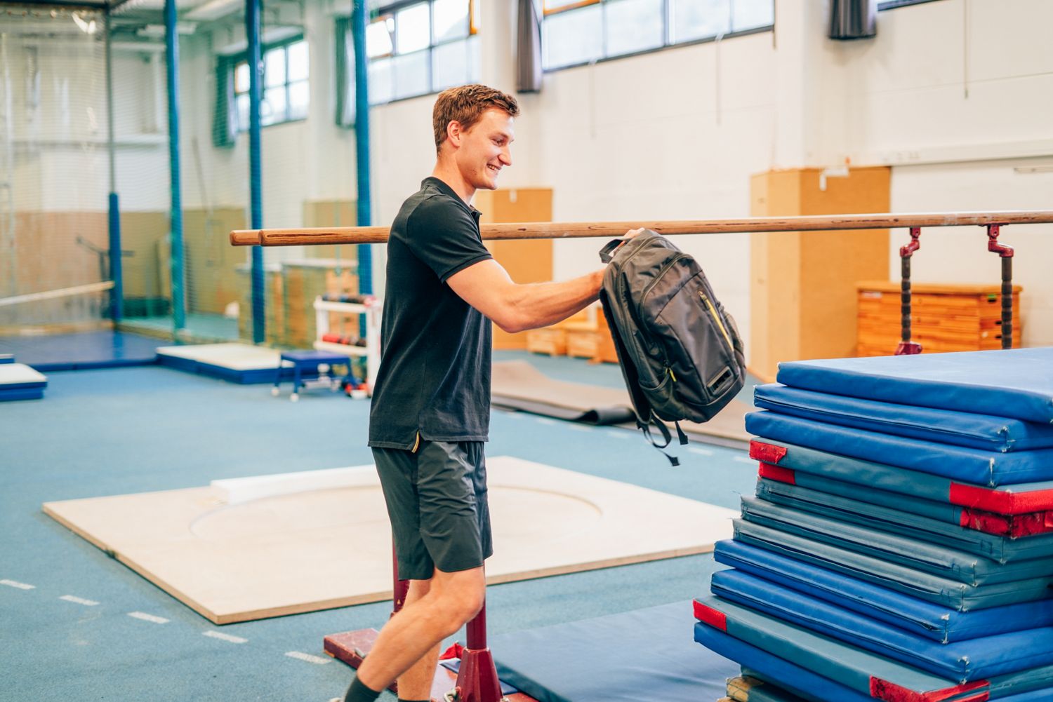 Thomas Röhler mit dem Dyson Rucksack